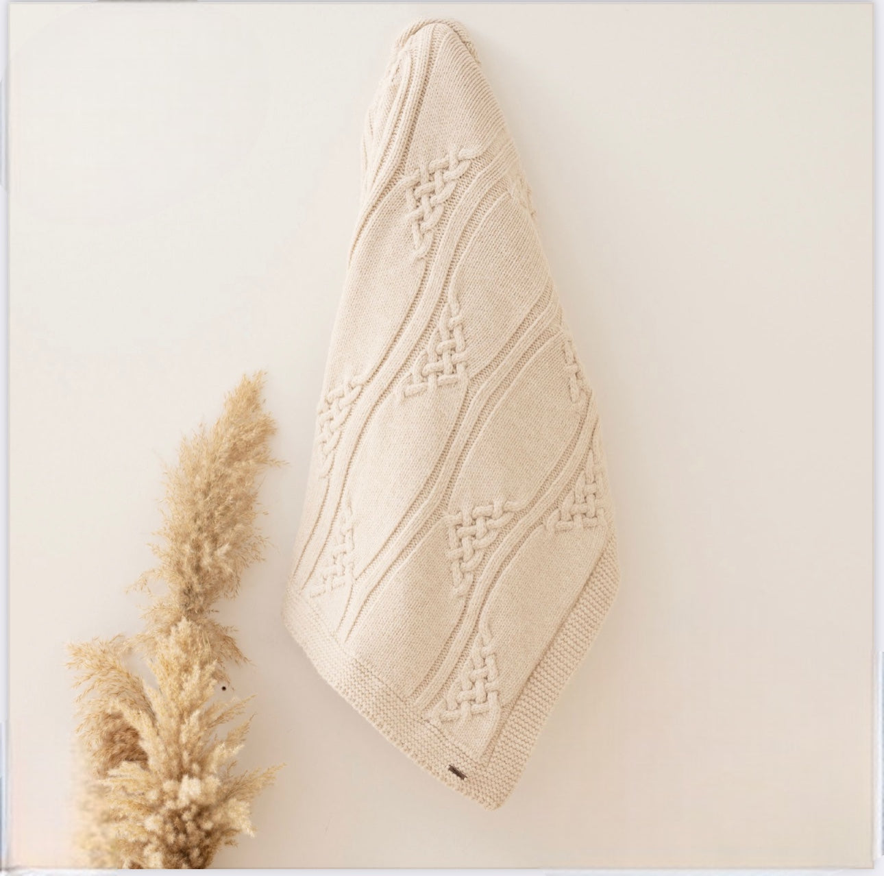 Patura groasa tricotata pentru bebelusi