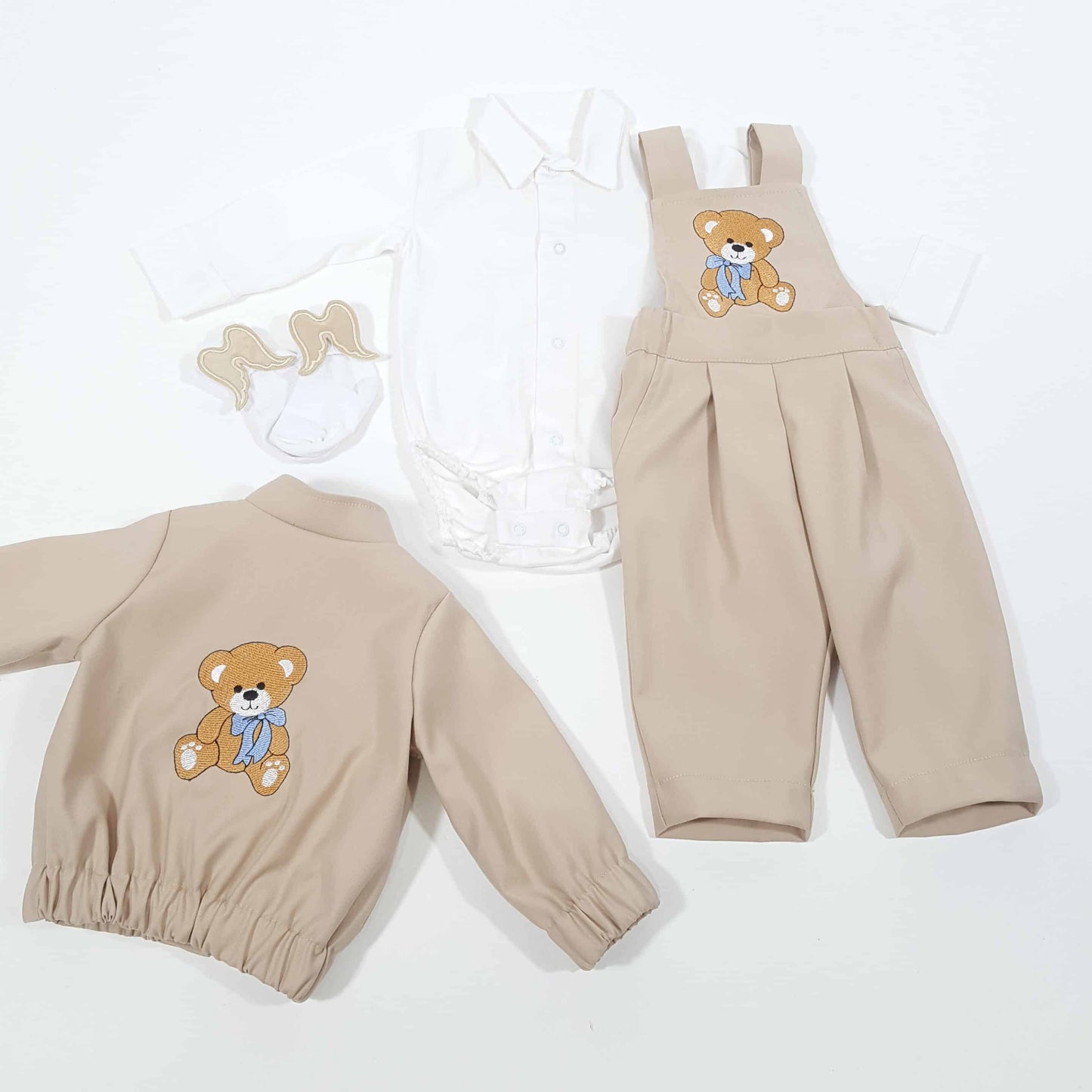 Costumas elegant personalizat cu ursulet bej pentru botez