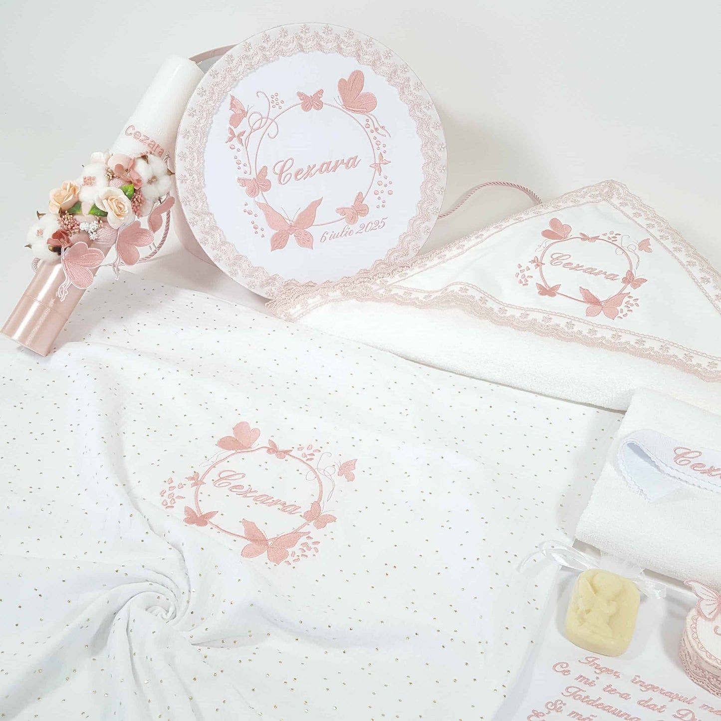 Trusou de botez cu fluturi roz pudrat si rugaciunea Ingerasul