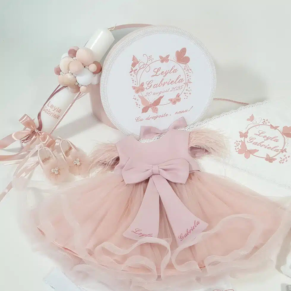 Trusou pentru botez cu rochita roz pudrat personalizata si lumanare botez