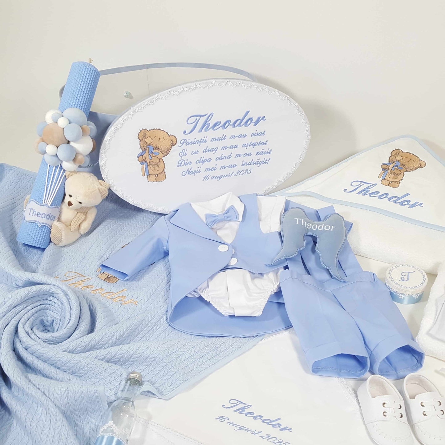 Trusou complet pentru botez baietel cu ursuleti si costumas albastru