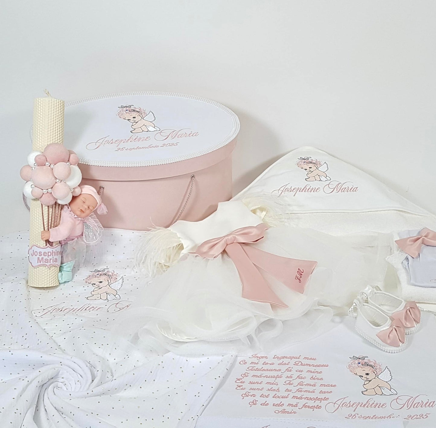 Trusou pentru botez cu rochita crem personalizara si lumanare cu bebelus