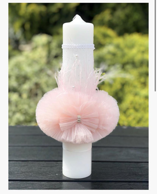 Lumanare de botez accesorizata cu tulle roz si pene