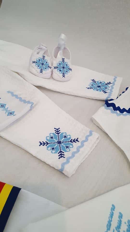 Set costumas traditional de botez