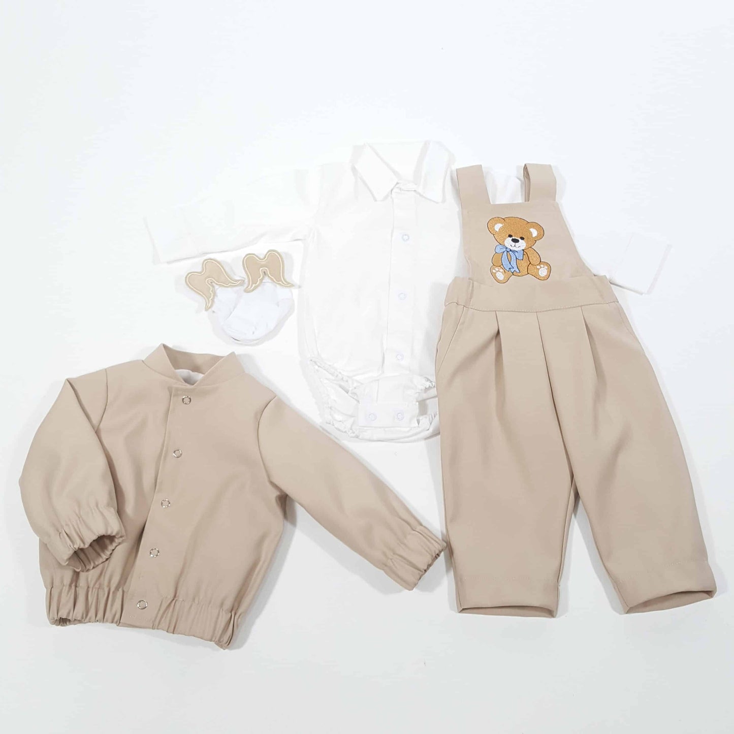 Costumas elegant personalizat cu ursulet bej pentru botez