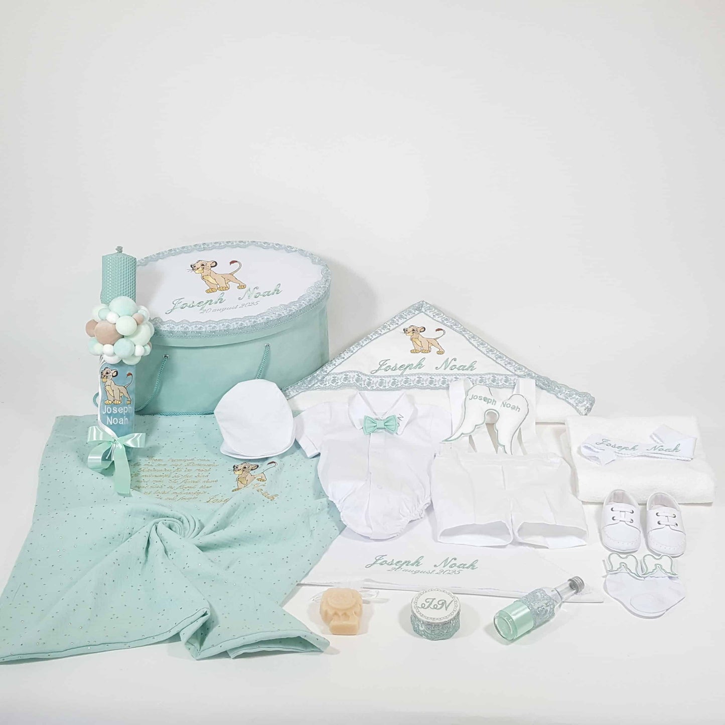 Trusou pentru botez baietel cu leul Simba si costumas alb