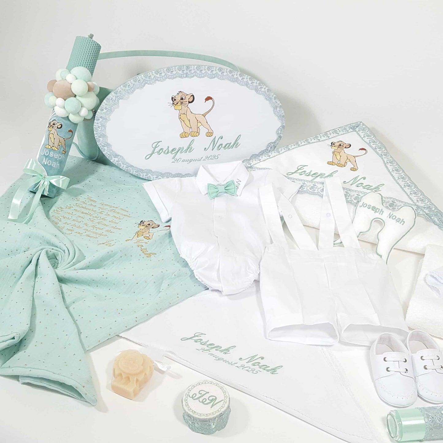 Trusou pentru botez baietel cu leul Simba si costumas alb