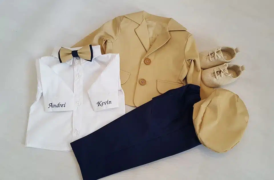 Costumas de botez pentru baietei crem